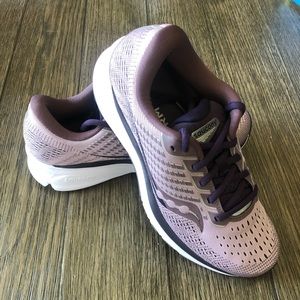 Women’s Saucony Ride running shoe size 8